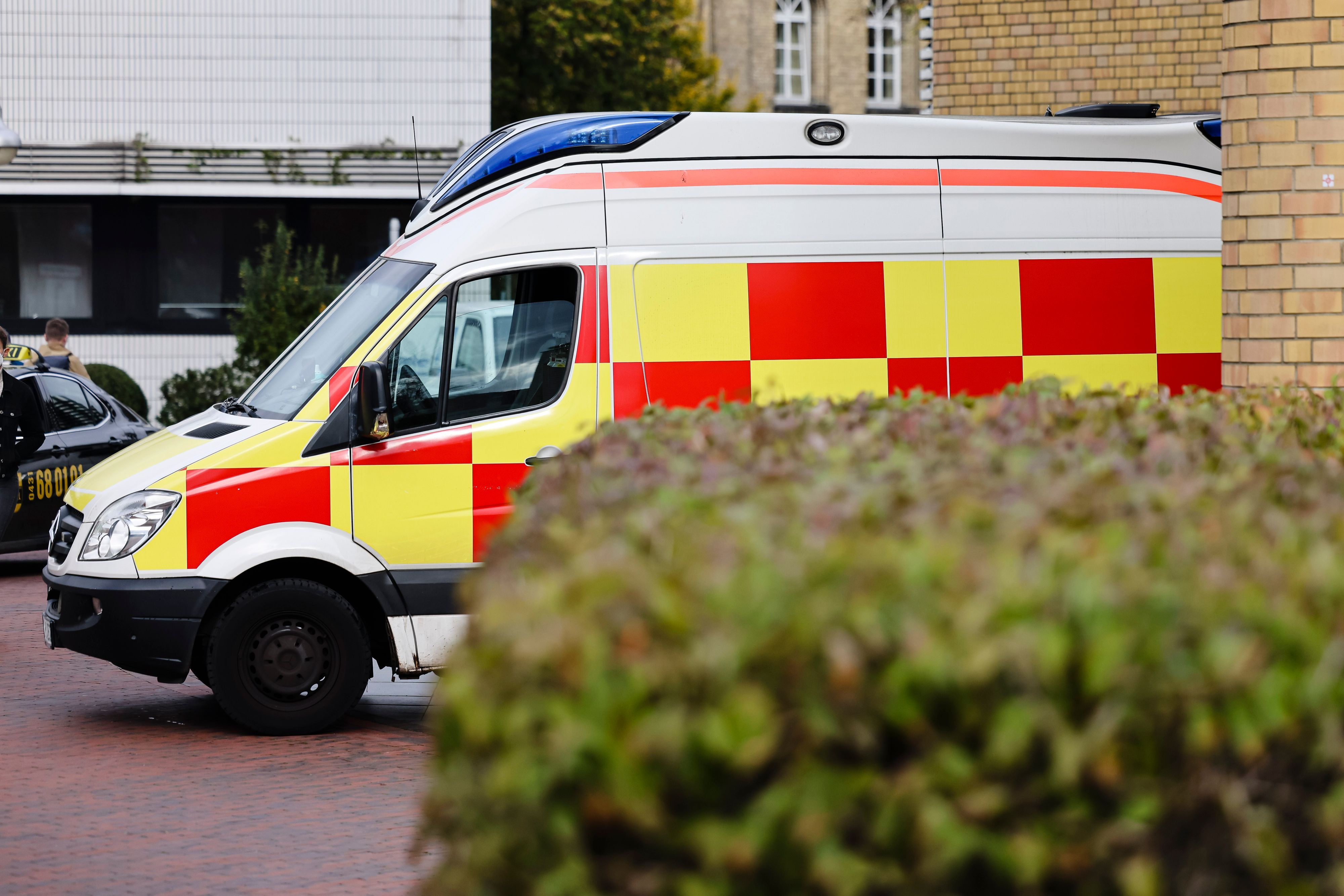 Ein Krankenwagen steht auf dem Gelände des Universitätsklinikums in Kiel.