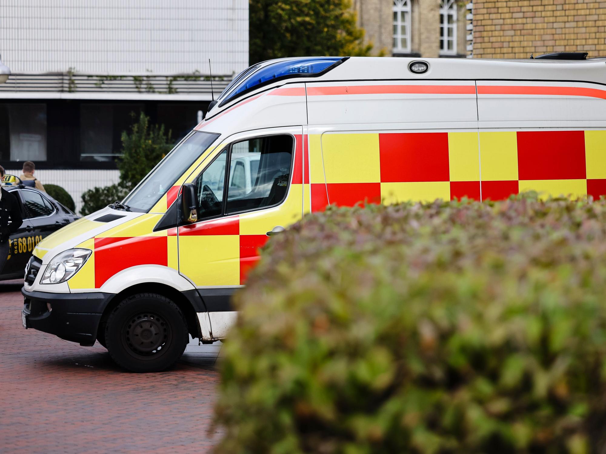 Ein Krankenwagen steht auf dem Gelände des Universitätsklinikums in Kiel.