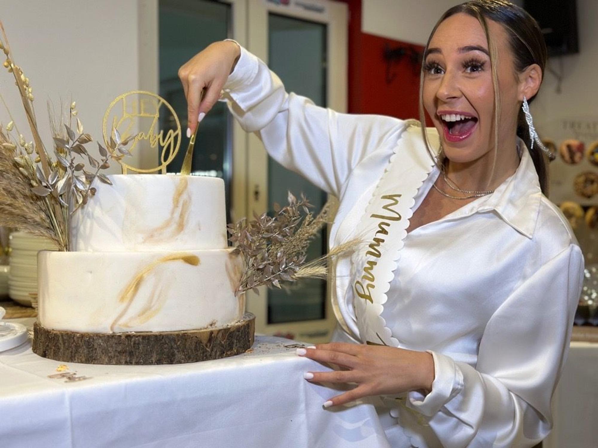 Alessia Herren schneidet eine Torte an.