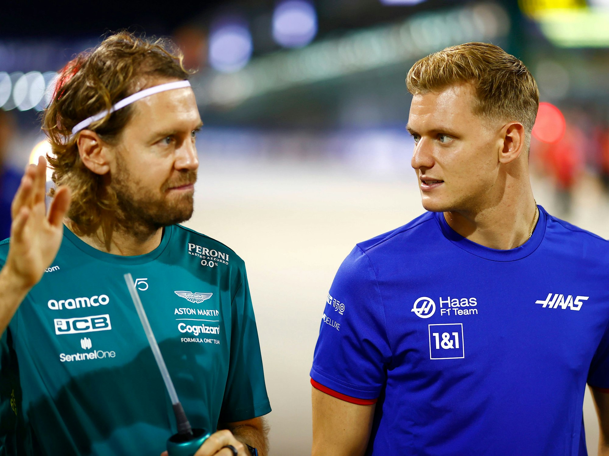 Sebastian Vettel und MIck Schumacher im Gespräch.