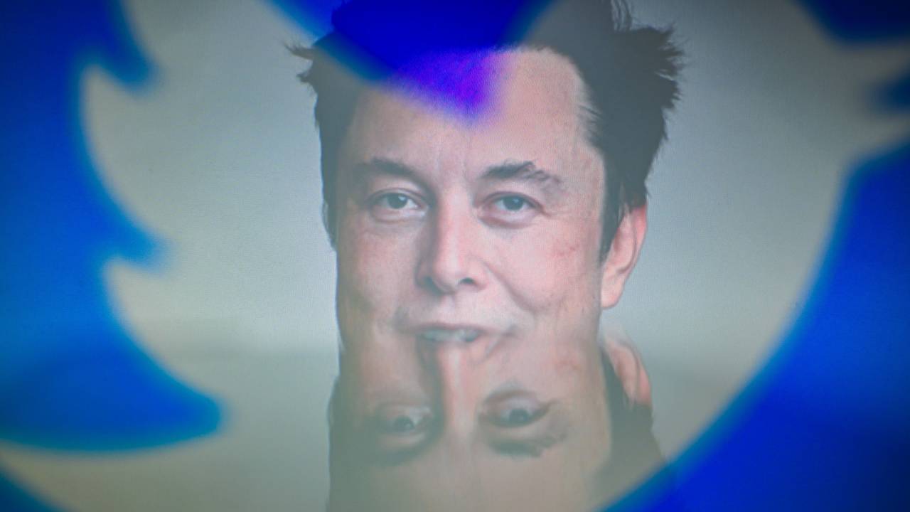 Elon Musk, CEO von Tesla und SpaceX, hinter den Silhouetten des Twitter-Logos.