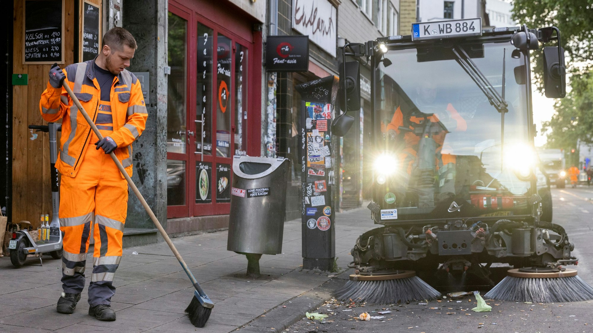 Ein AWB-Trupp beseitigt den Müll auf der Zülpicher Straße.