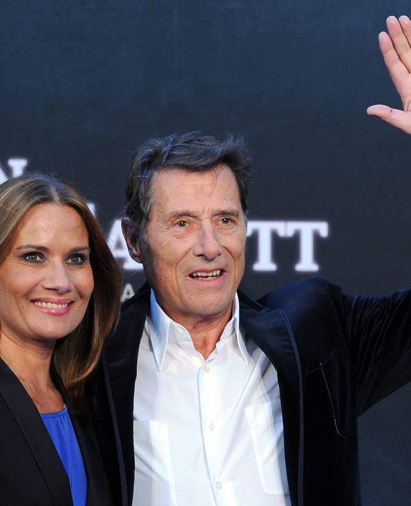 Udo Jürgens hält seine Tochter Jenny Jürgens im Arm und grüßt.
