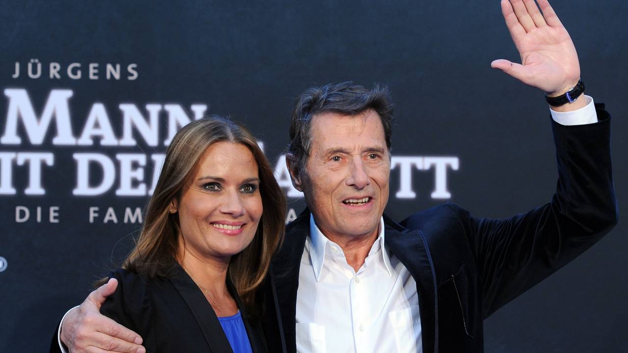 Udo Jürgens hält seine Tochter Jenny Jürgens im Arm und grüßt.
