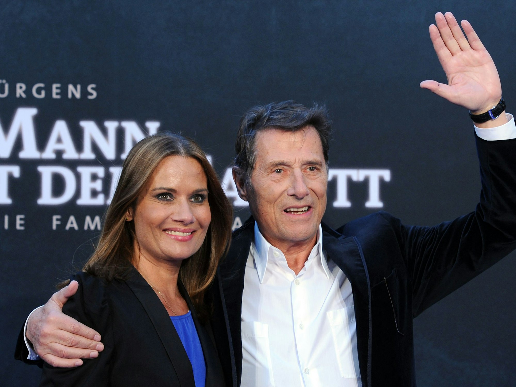Udo Jürgens hält seine Tochter Jenny Jürgens im Arm und grüßt.