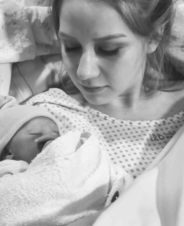 Loredana Wollny liegt mit ihrem Baby im Krankenhausbett.