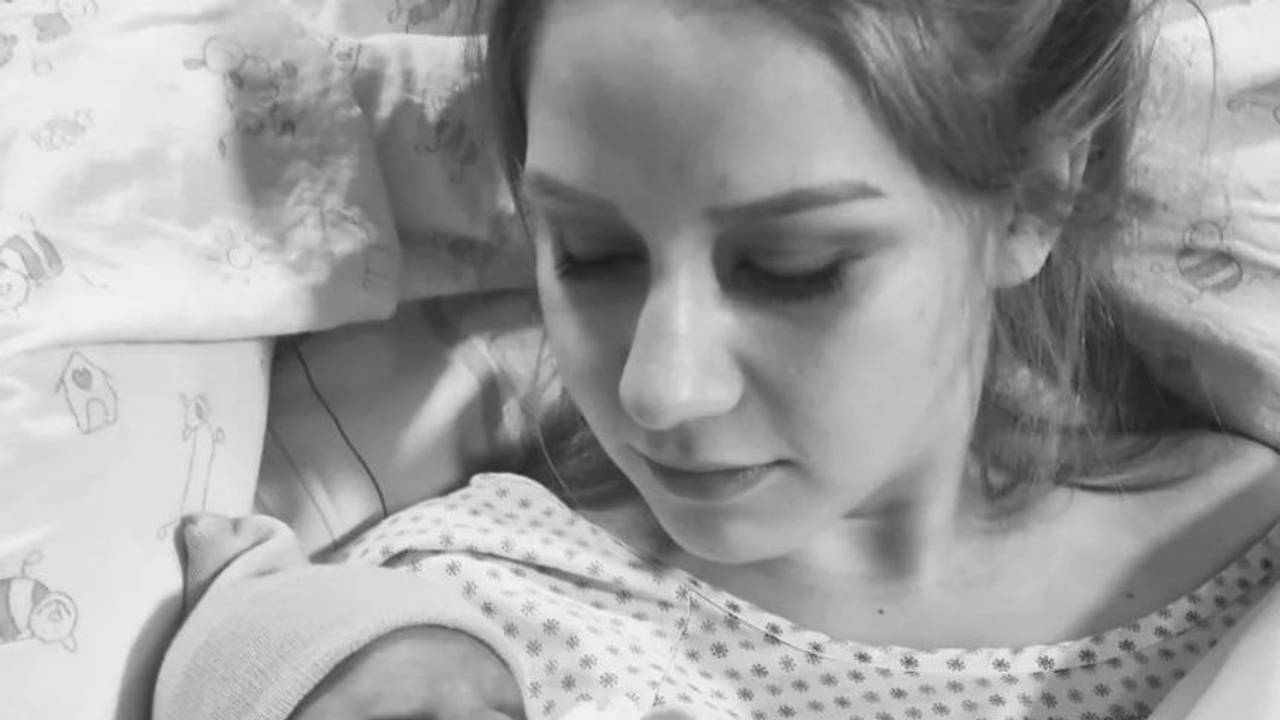 Loredana Wollny liegt mit ihrem Baby im Krankenhausbett.
