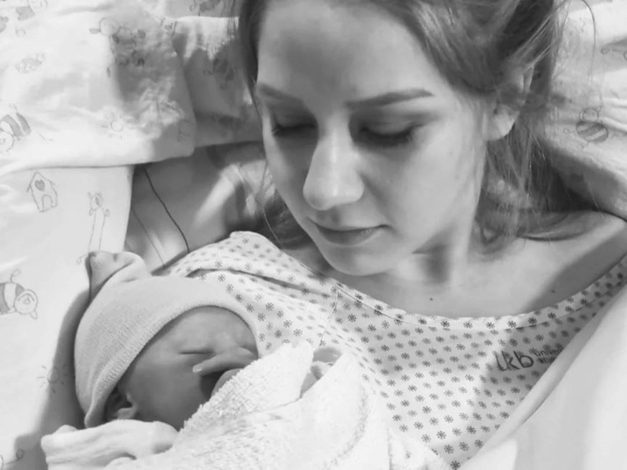 Loredana Wollny liegt mit ihrem Baby im Krankenhausbett.