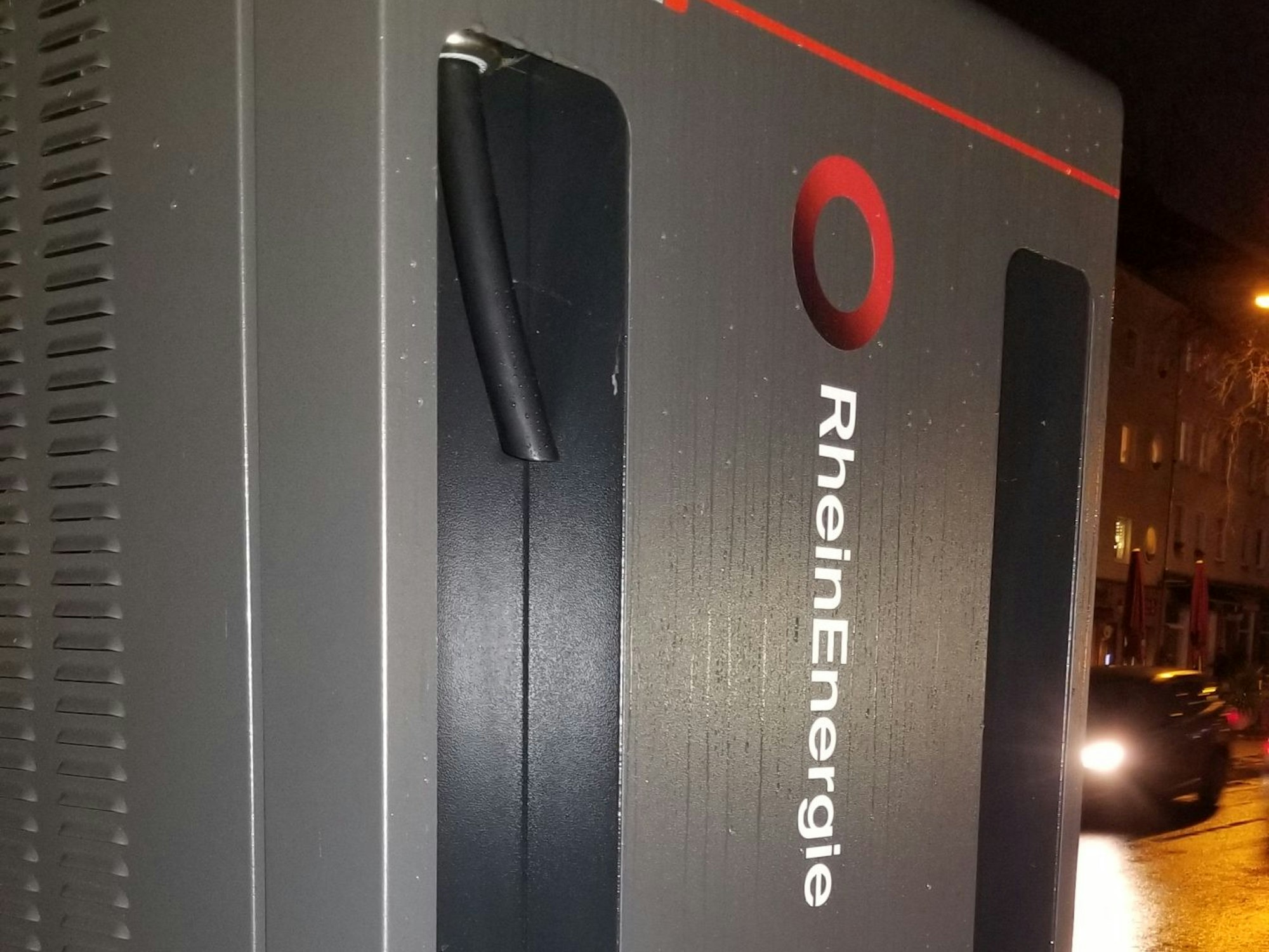 Die Tankstation in der Stammheimer Straße in Köln-Riehl ist derzeit außer Betrieb. Statt eines Ladekabels hängt nur noch ein Kabelstummel aus der Ladesäule.