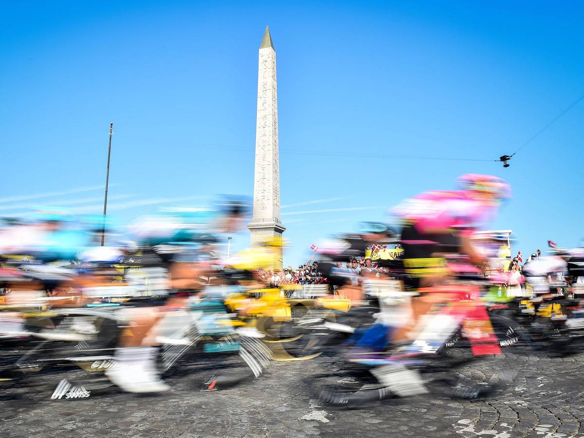 Radprofis fahren bei der Tour de France durch Paris.