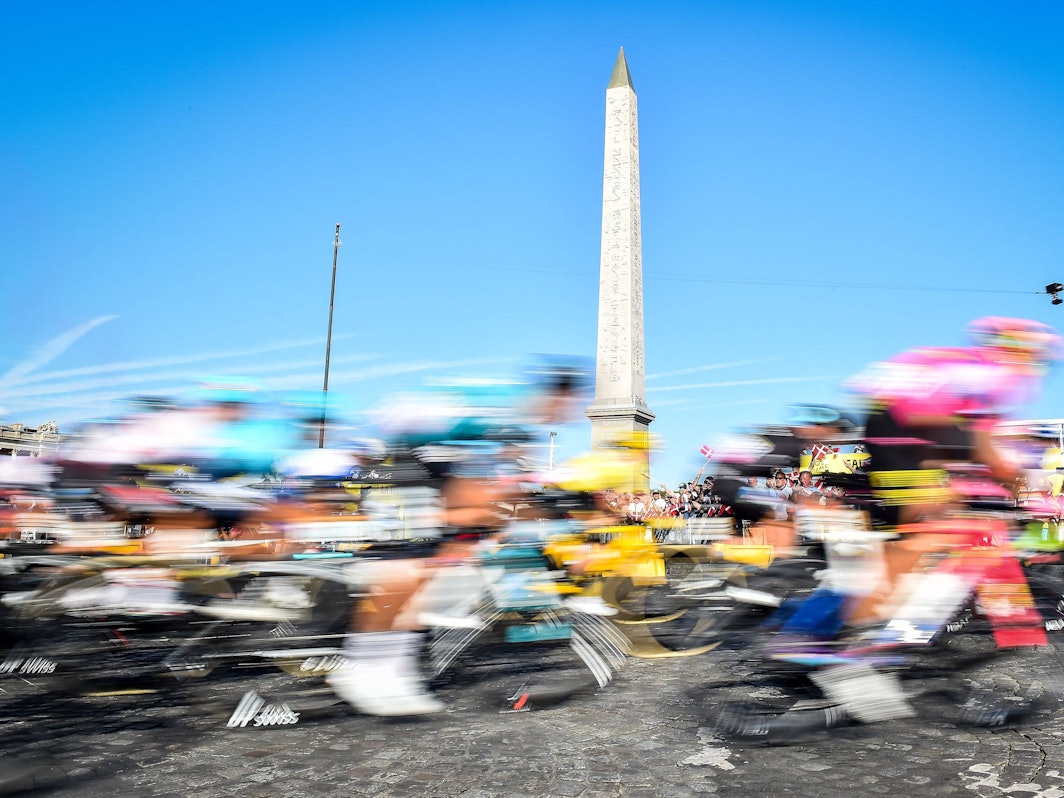 Radprofis fahren bei der Tour de France durch Paris.