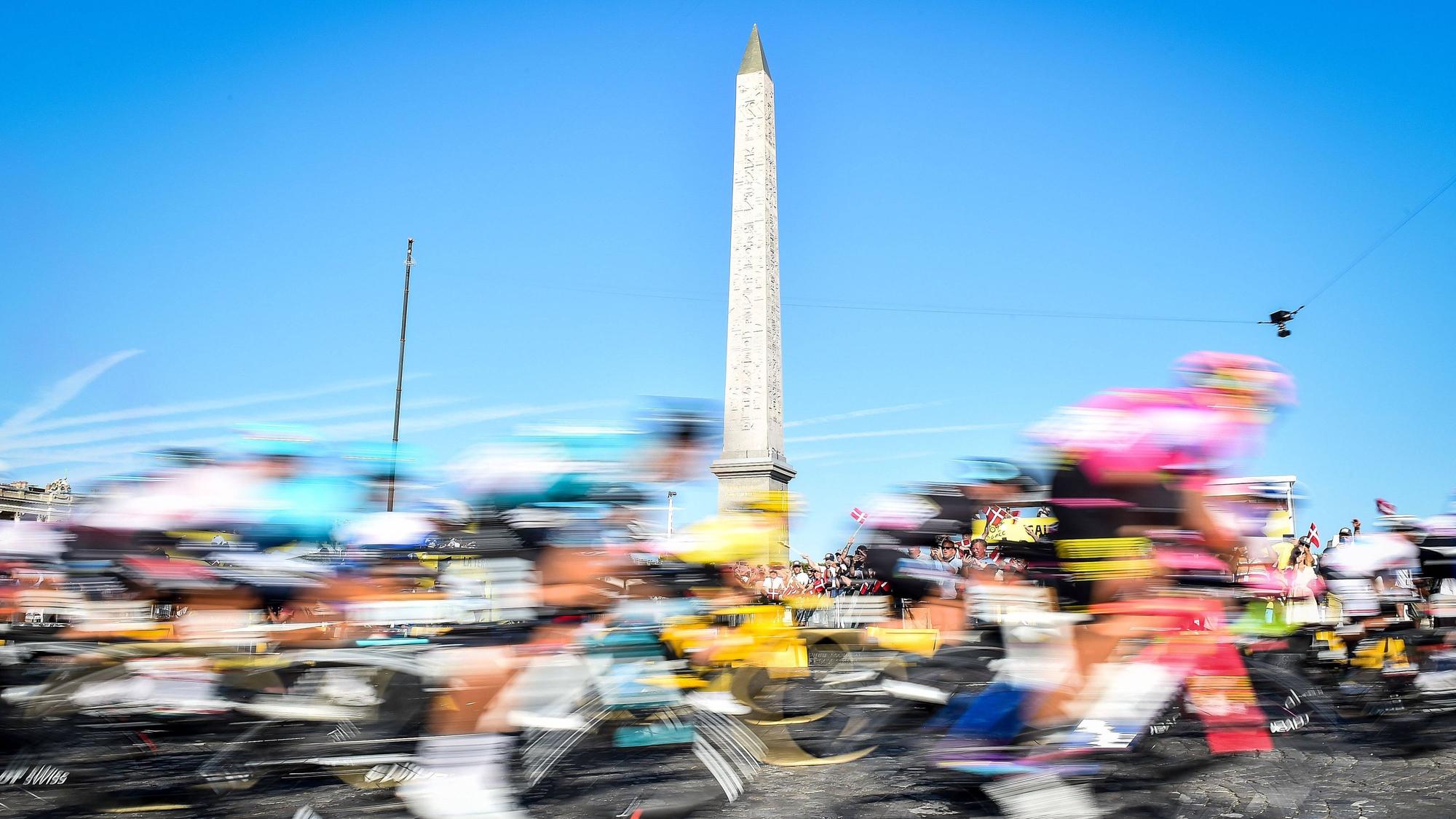 Radprofis fahren bei der Tour de France durch Paris.