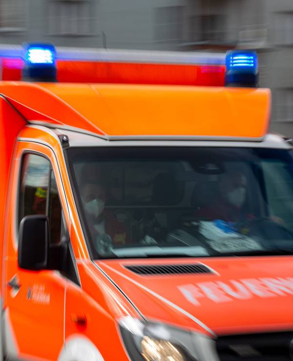 Ein Rettungswagen der Feuerwehr fährt auf einer Straße in Berlin.