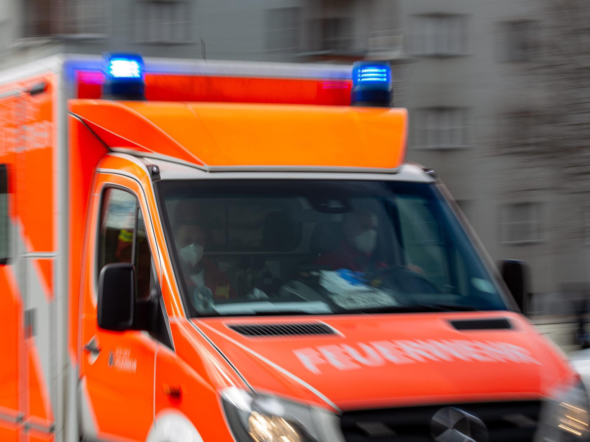 Ein Rettungswagen der Feuerwehr fährt auf einer Straße in Berlin.