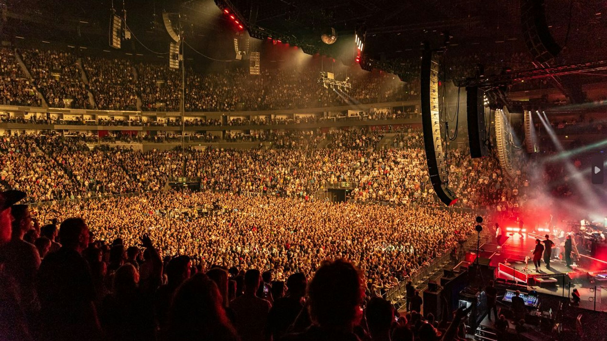 Überblick über die ganze Lanxess-Arena in Köln bei einem Auftritt von Seeed.
