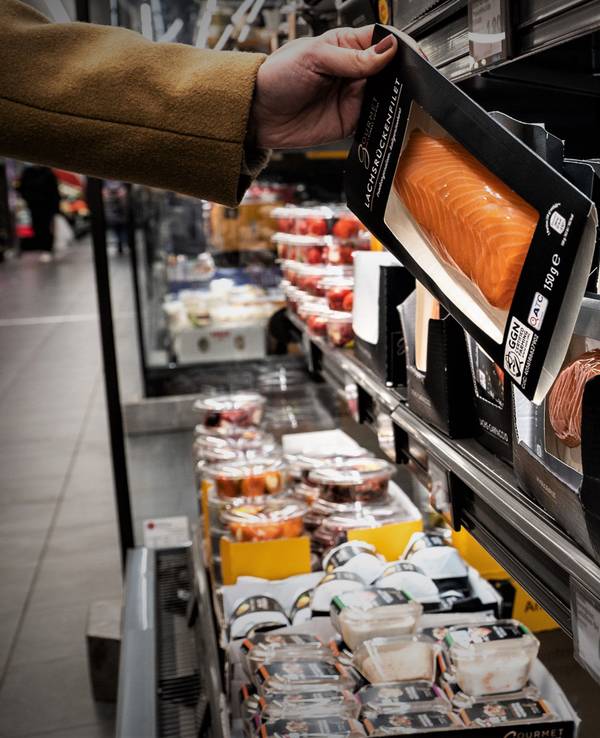 Eine Frau nimmt in einer Aldi-Filiale eine Packung Lachs aus der Kühlung (Archivbild): Der Aldi-Süd-Deutschlandchef hat bestätigt, dass bald eine alte Tradition in den Filialen enden wird.