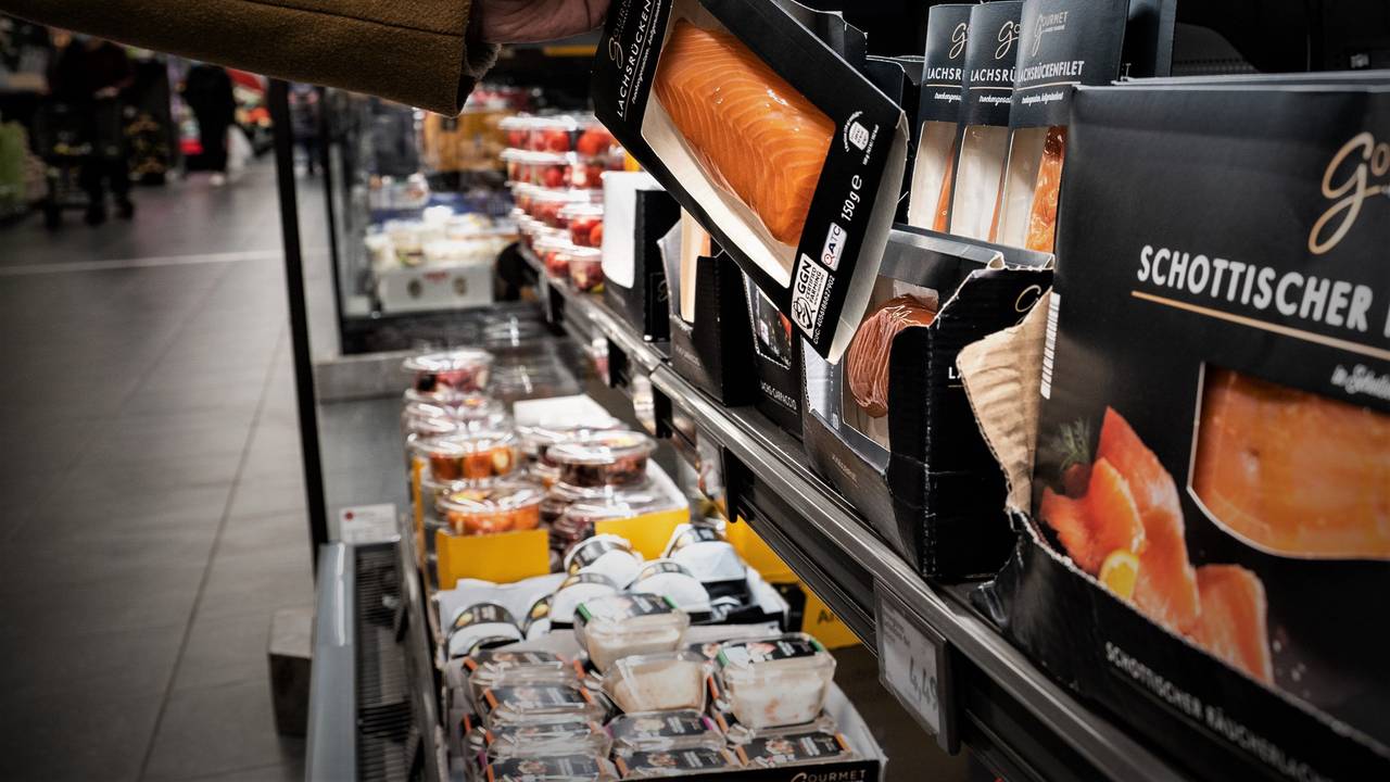 Eine Frau nimmt in einer Aldi-Filiale eine Packung Lachs aus der Kühlung (Archivbild): Der Aldi-Süd-Deutschlandchef hat bestätigt, dass bald eine alte Tradition in den Filialen enden wird.