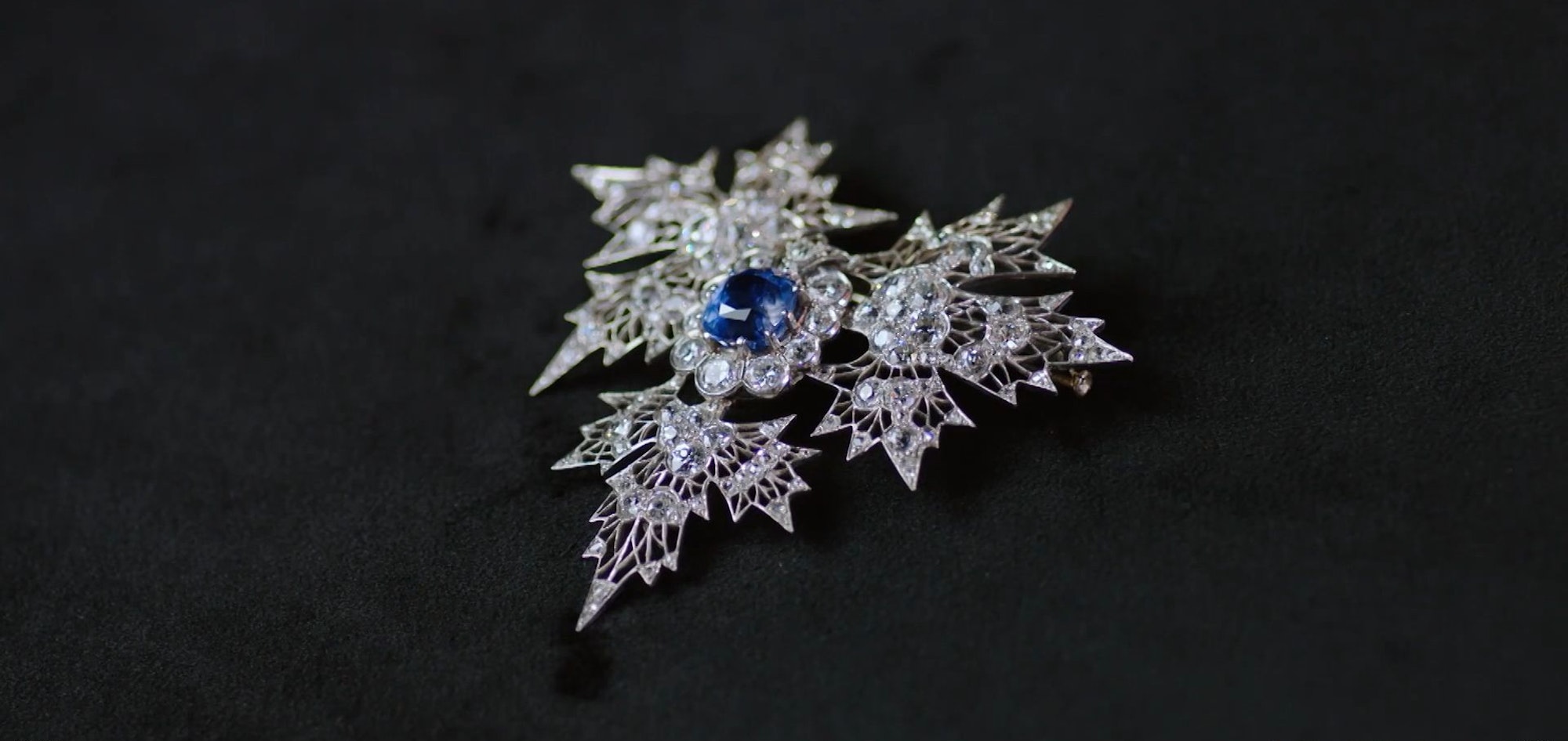 Das mit 17.000 Euro teuerste Objekt der Weihnachtssendung: eine Platin-Diamant-Brosche mit unbehandeltem Saphir in der Mitte, handgefertigt ca. 1900
