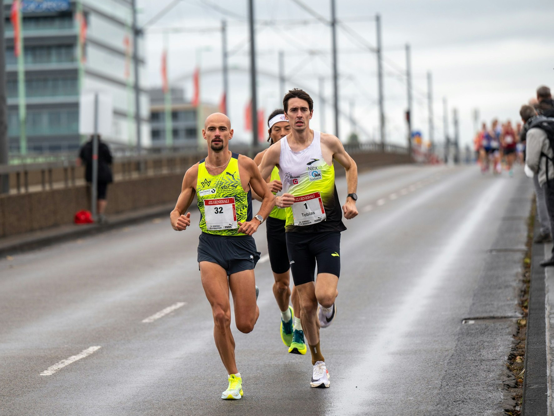 Spitzenläufer beim Köln-Marathon 2022 auf der Deutzer Brücke.