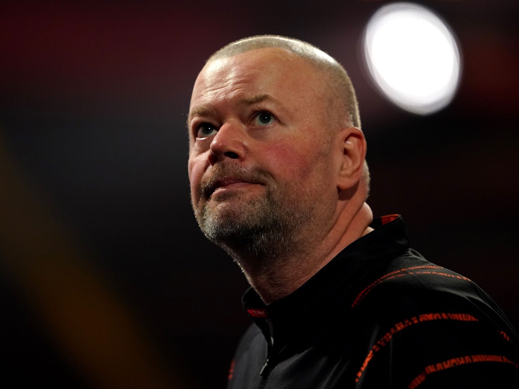 Raymond van Barneveld bei der Darts-WM am 20. Dezember 2022 in London. Auch er wird 2023 in Köln dabei sein.