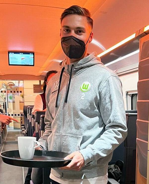 Kilian Fischer mit Tablett im Zug.