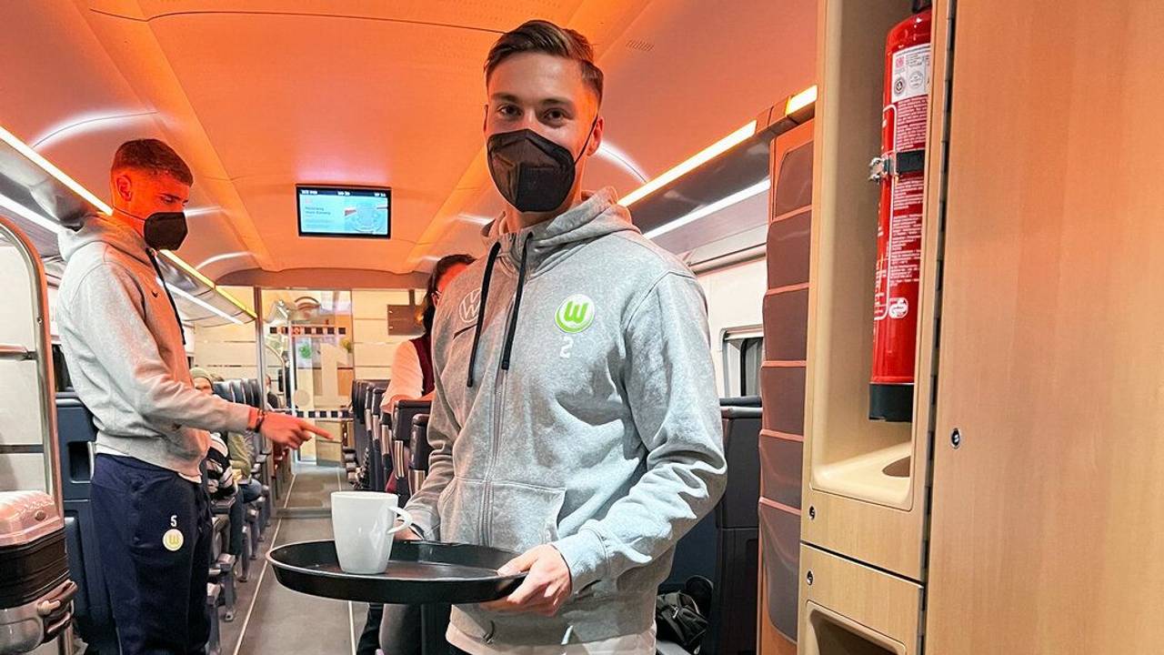 Kilian Fischer mit Tablett im Zug.