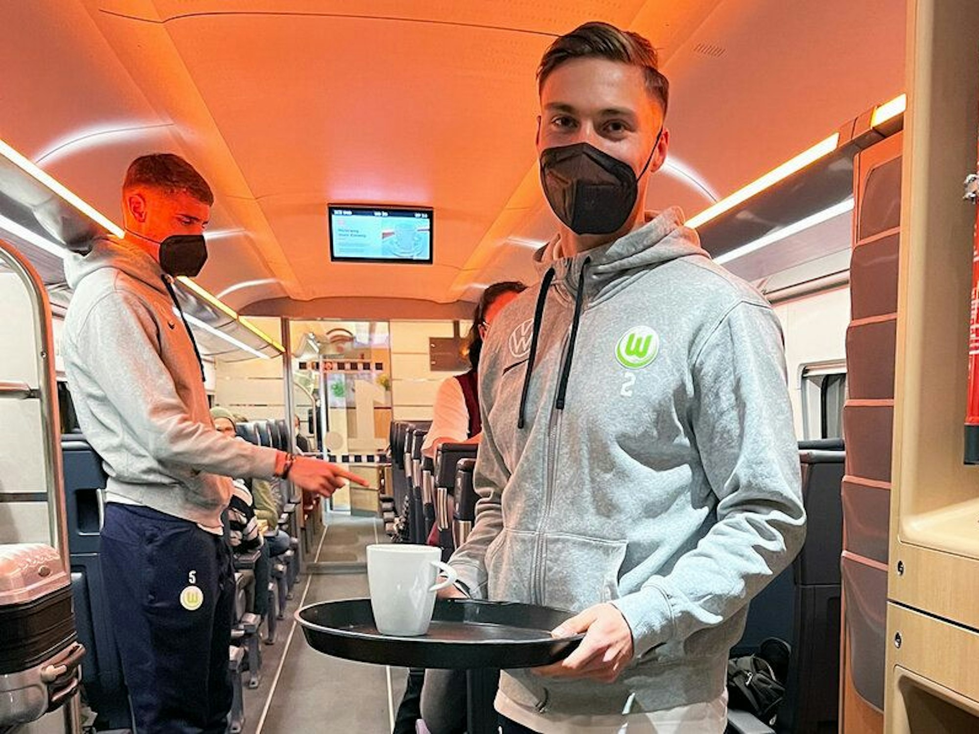 Kilian Fischer mit Tablett im Zug.