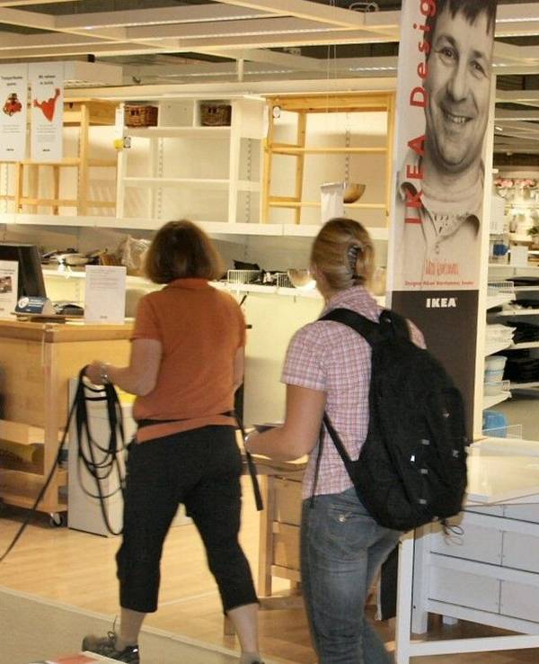 Kundinnen und Kunden in einer Ikea-Filiale.