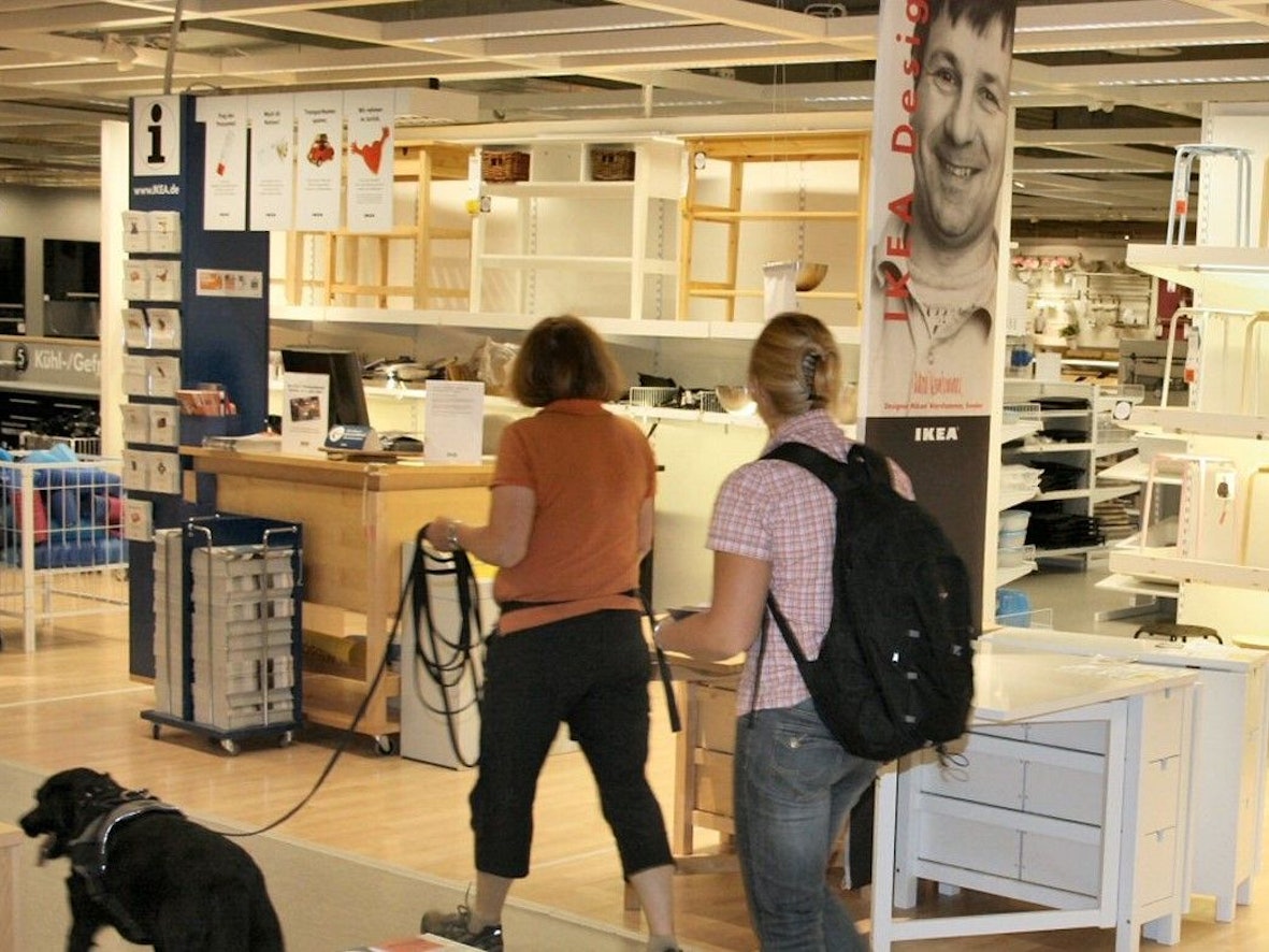 Kundinnen und Kunden in einer Ikea-Filiale.