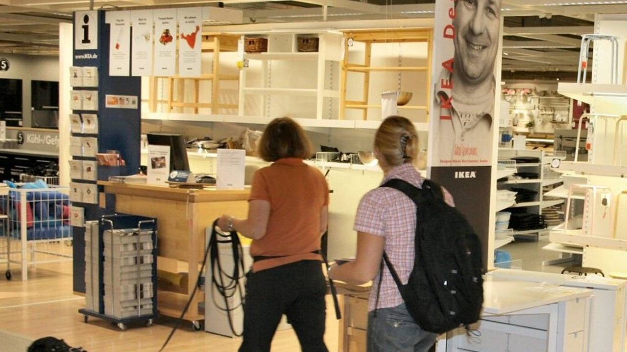 Kundinnen und Kunden in einer Ikea-Filiale.