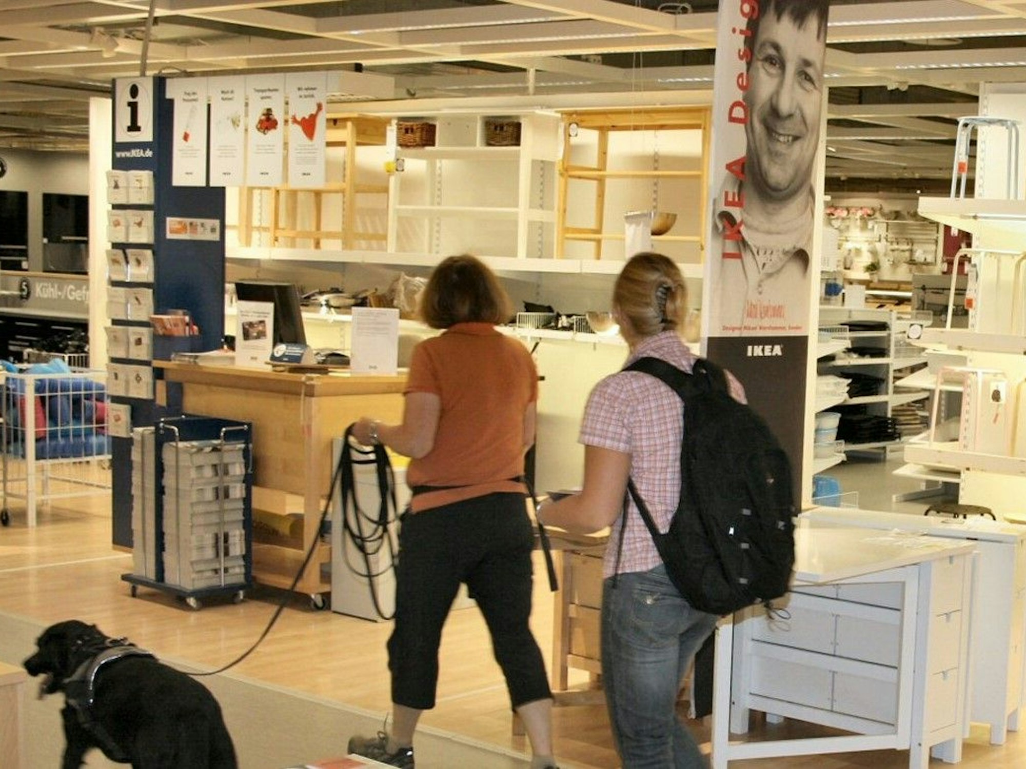 Kundinnen und Kunden in einer Ikea-Filiale.