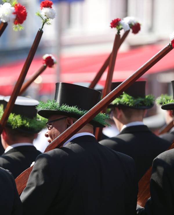 Schützen in Uniformen marschieren beim Neusser Schützenfest.