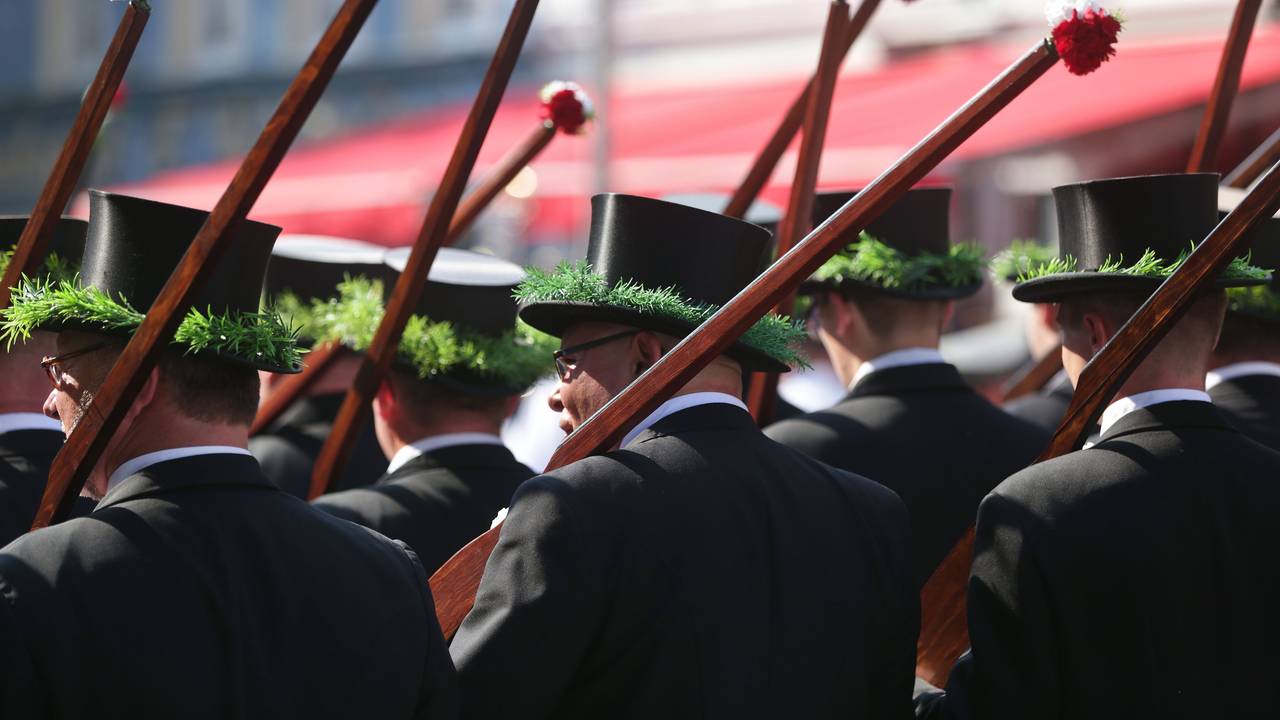 Schützen in Uniformen marschieren beim Neusser Schützenfest.