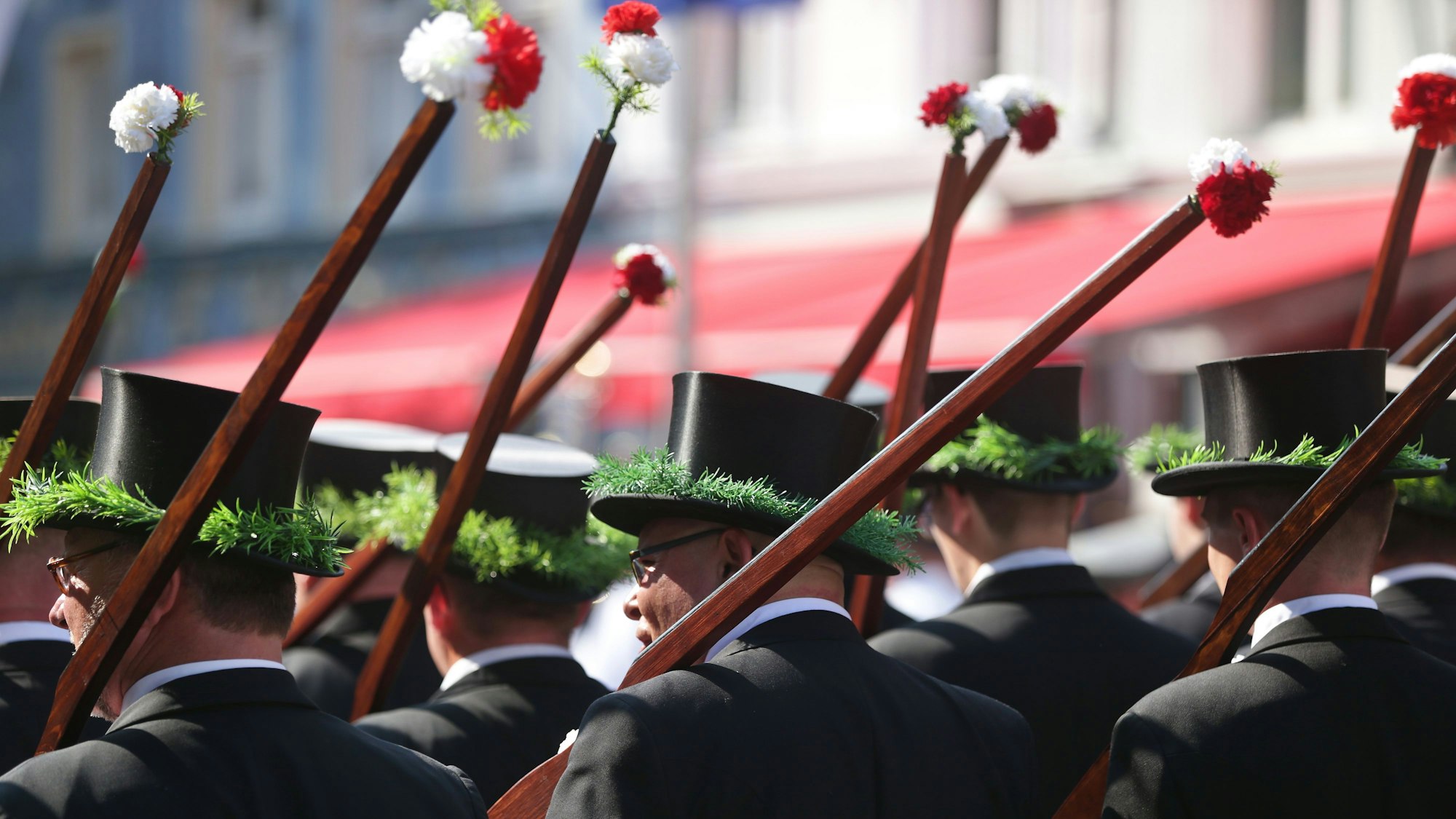 Schützen in Uniformen marschieren beim Neusser Schützenfest.