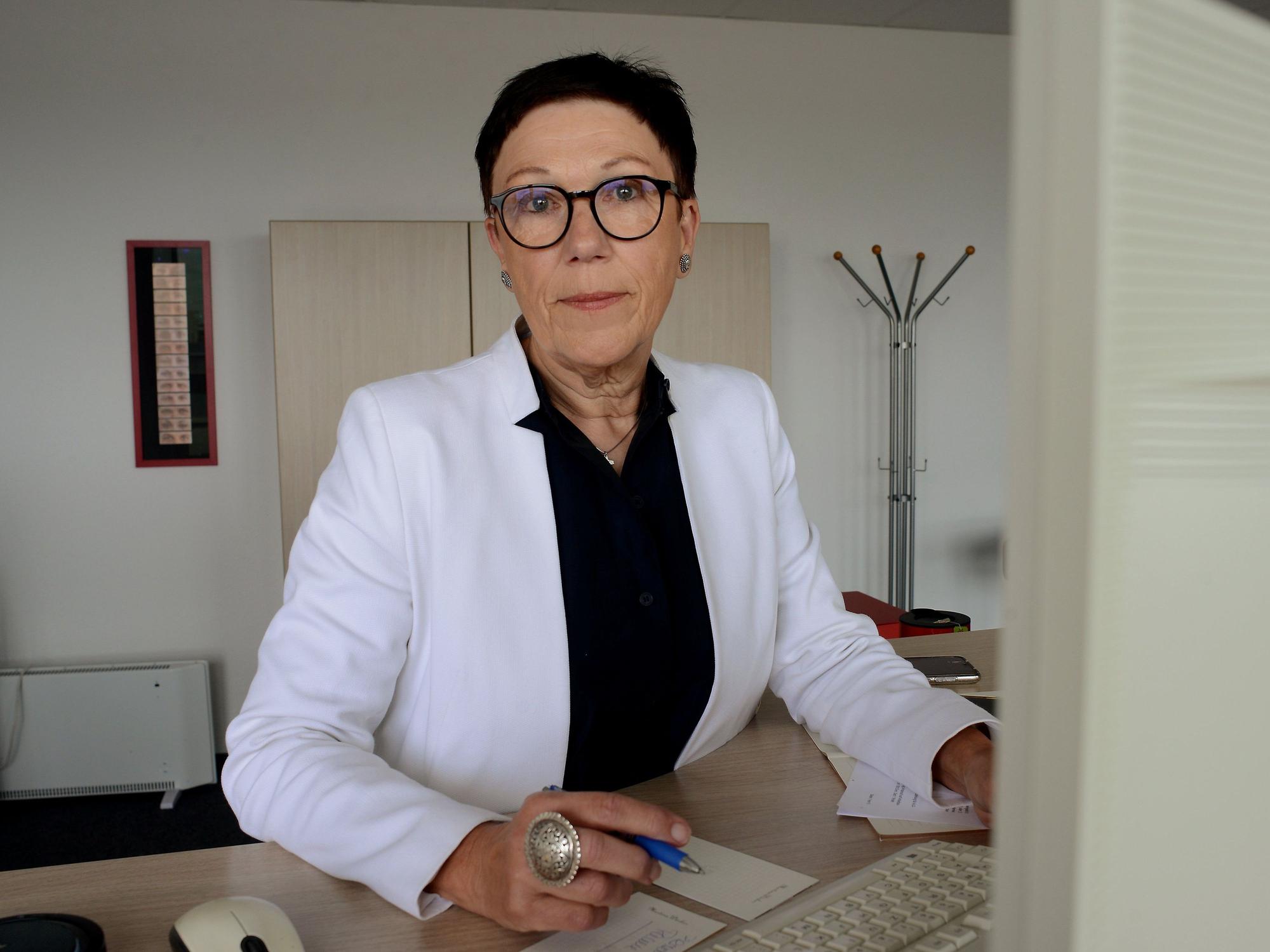 Martina Würker sitzt an ihrem Schreibtisch im Büro.
