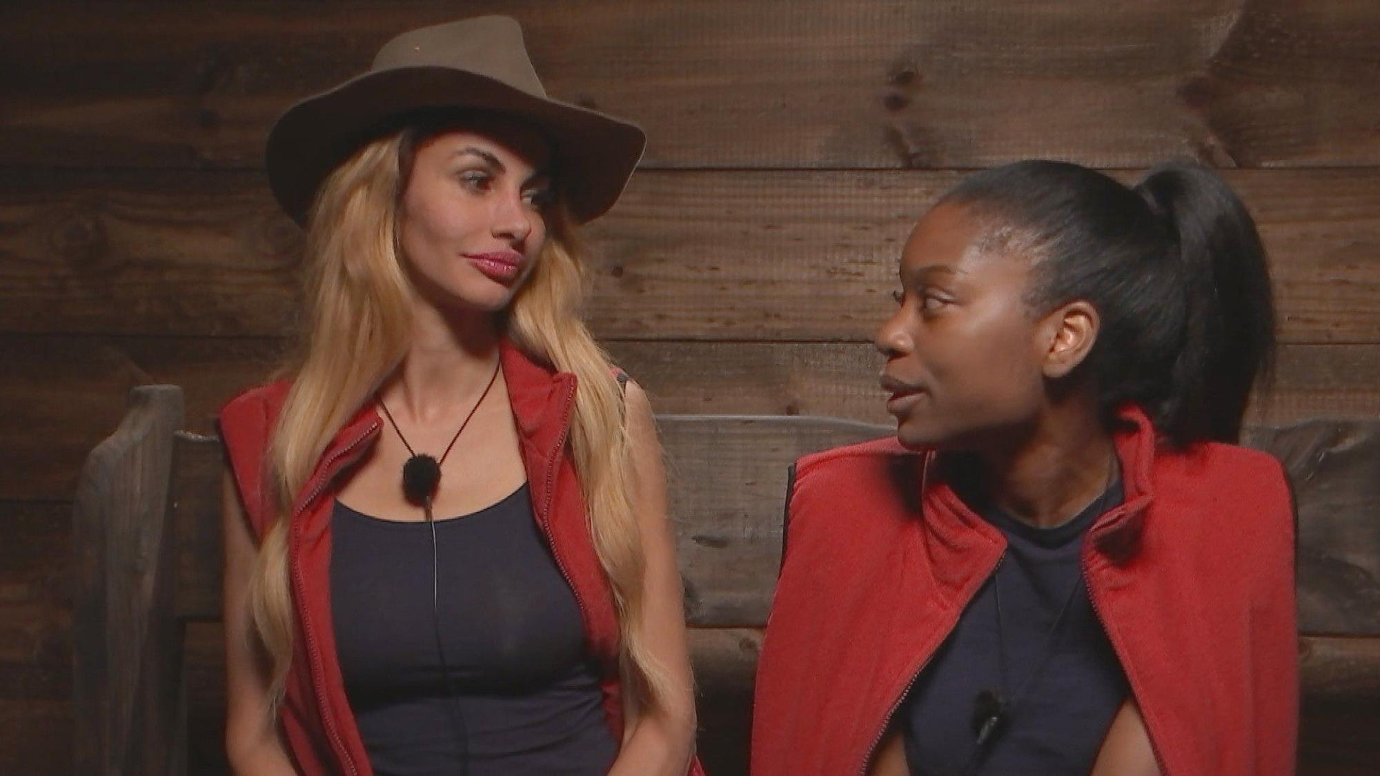 Janina Youssefian (links) und Linda Nobat (rechts) sitzen gemeinsam im Dschungel-Telefon.