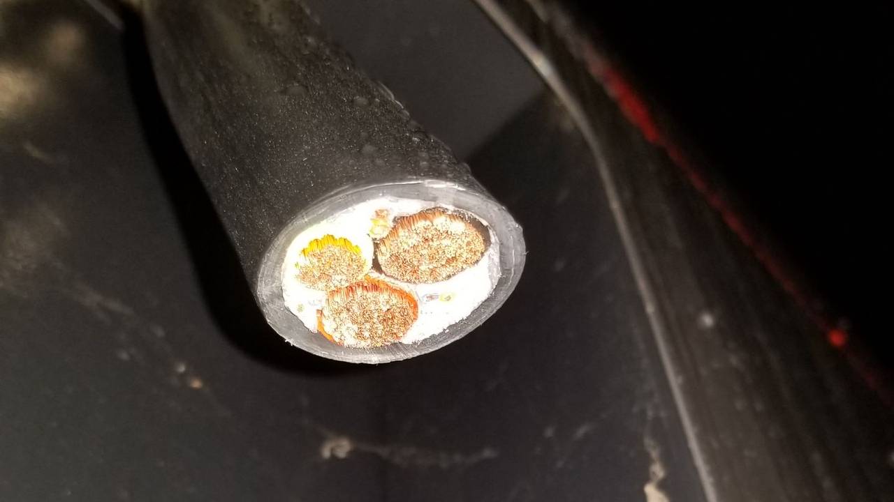 Ein abgeschnittenes Kabel einer Ladestation für E-Fahrzeuge