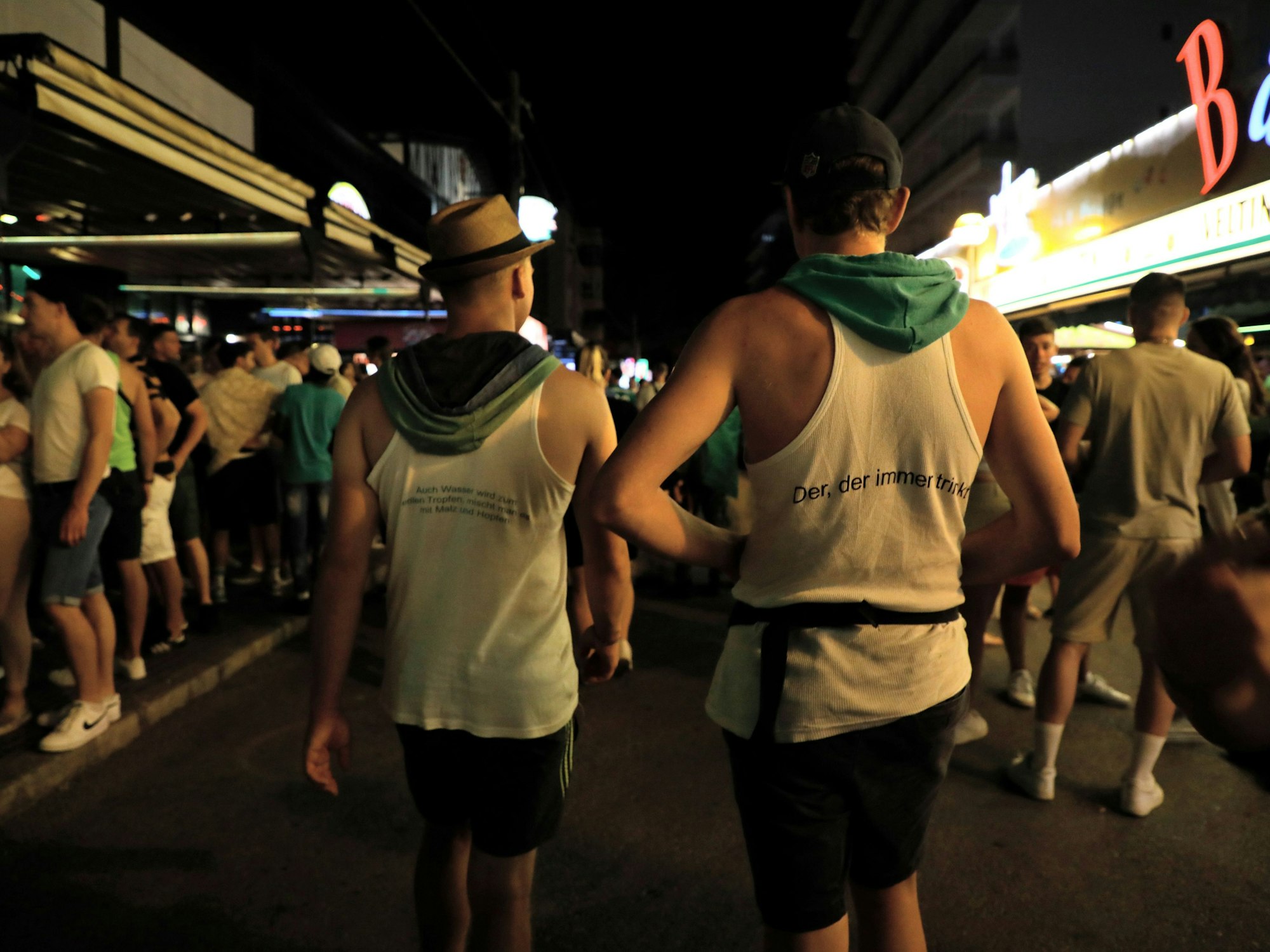 Vorwiegend junge Leute gehen am Abend durch die Schinkenstraße im Party-Viertel Ballermann auf Mallorca.