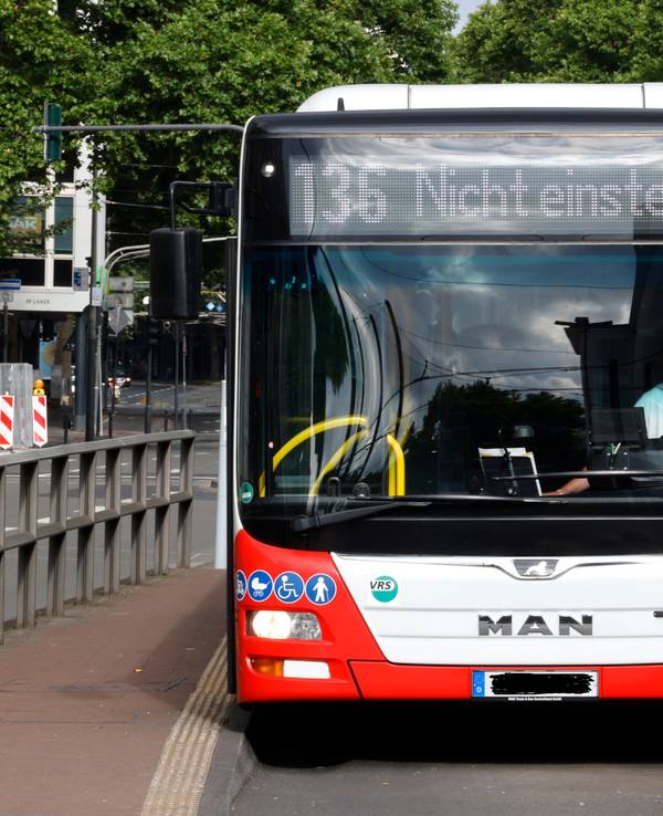 Ein Bus der Kölner Verkehrsbetriebe mit dem Hinweis "Nicht einsteigen" steht an der Haltestelle Neumarkt.