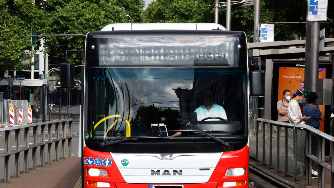 Ein Bus der Kölner Verkehrsbetriebe mit dem Hinweis "Nicht einsteigen" steht an der Haltestelle Neumarkt.
