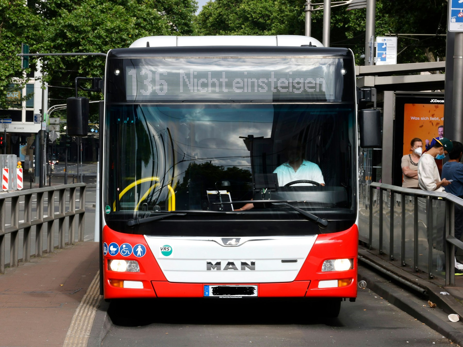 Ein Bus der Kölner Verkehrsbetriebe mit dem Hinweis "Nicht einsteigen" steht an der Haltestelle Neumarkt.