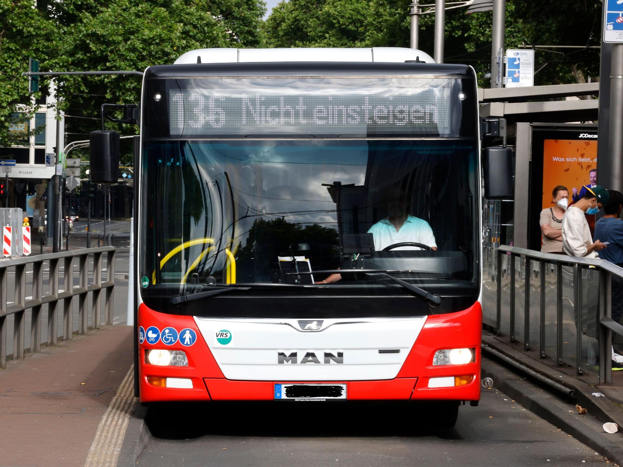 Ein Bus der Kölner Verkehrsbetriebe mit dem Hinweis "Nicht einsteigen" steht an der Haltestelle Neumarkt.