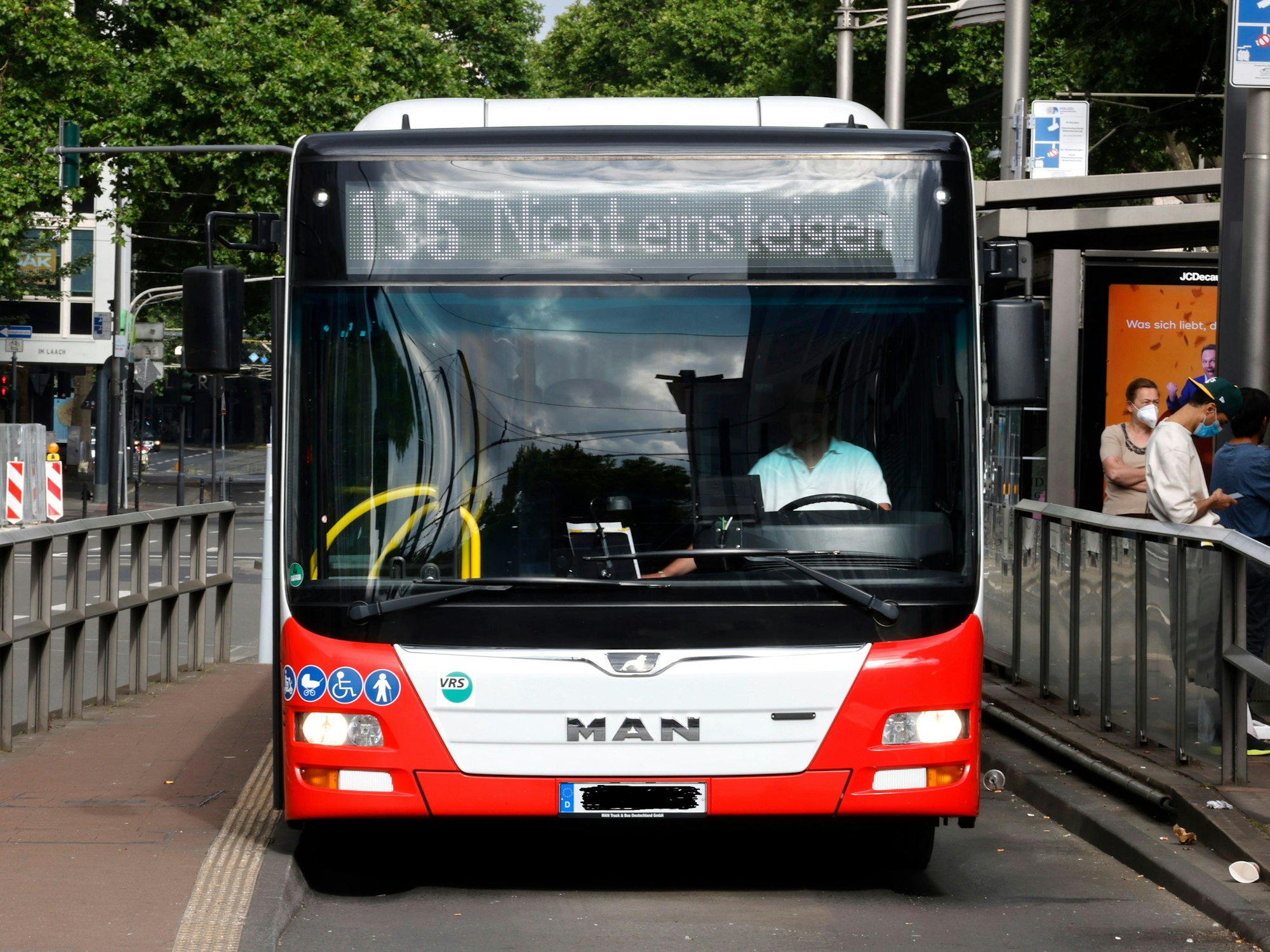 Ein Bus der Kölner Verkehrsbetriebe mit dem Hinweis "Nicht einsteigen" steht an der Haltestelle Neumarkt.