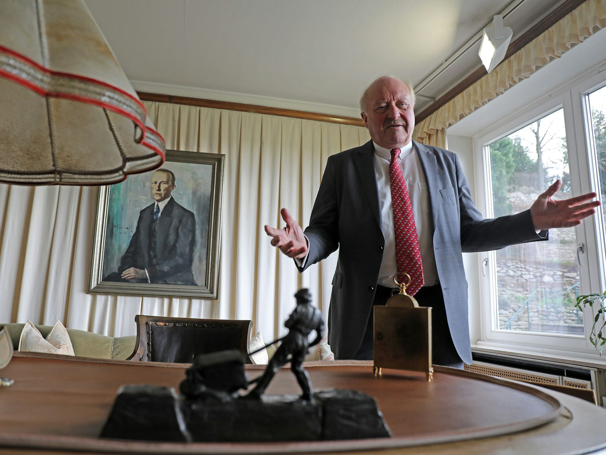 Konrad Adenauer, Enkel des ehemaligen, gleichnamigen Bundeskanzlers, steht im Adenauerhaus in Rhöndorf am Schreibtisch seines Großvaters im Arbeitszimmer.