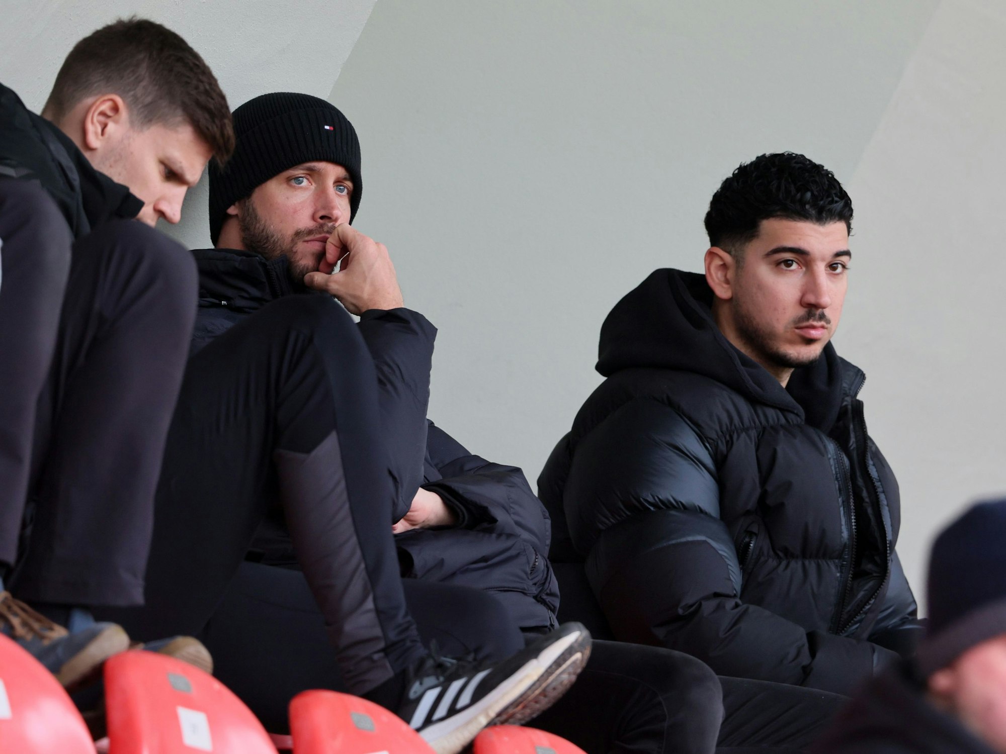 Dimitris Limnios und Mark Uth schauen den Test gegen Meppen.