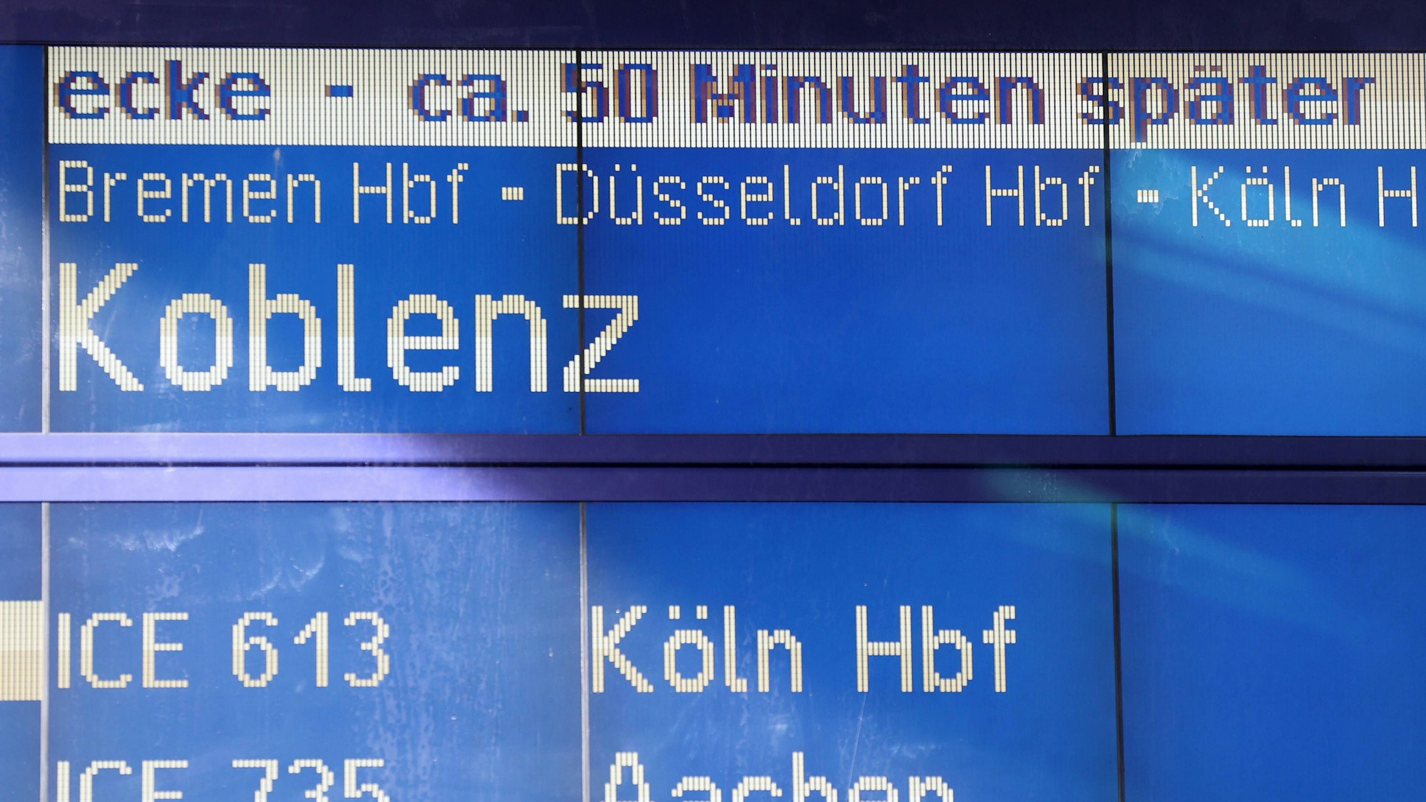 „Ca. 50 Minuten später“ steht auf einer Anzeigetafel für einen ICE von Hamburg nach Koblenz.