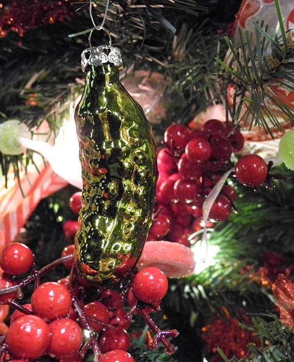 Eine „Weihnachtsgurke“ („Christmas Pickle“) hängt an einem Weihnachtsbaum.