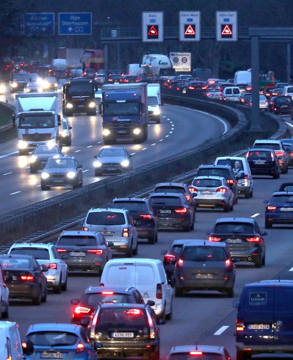 Stau auf einer Autobahn in Köln.