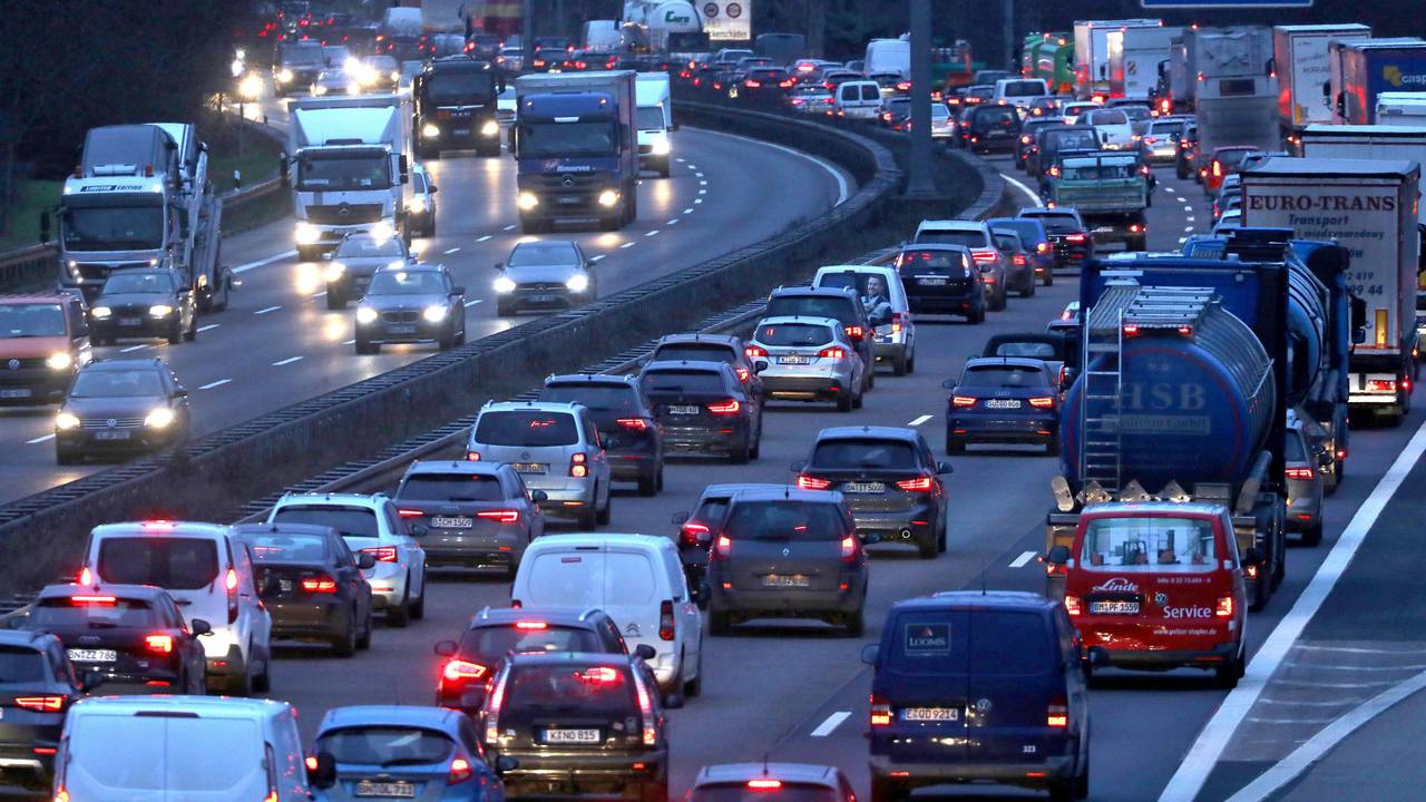 Stau auf einer Autobahn in Köln.