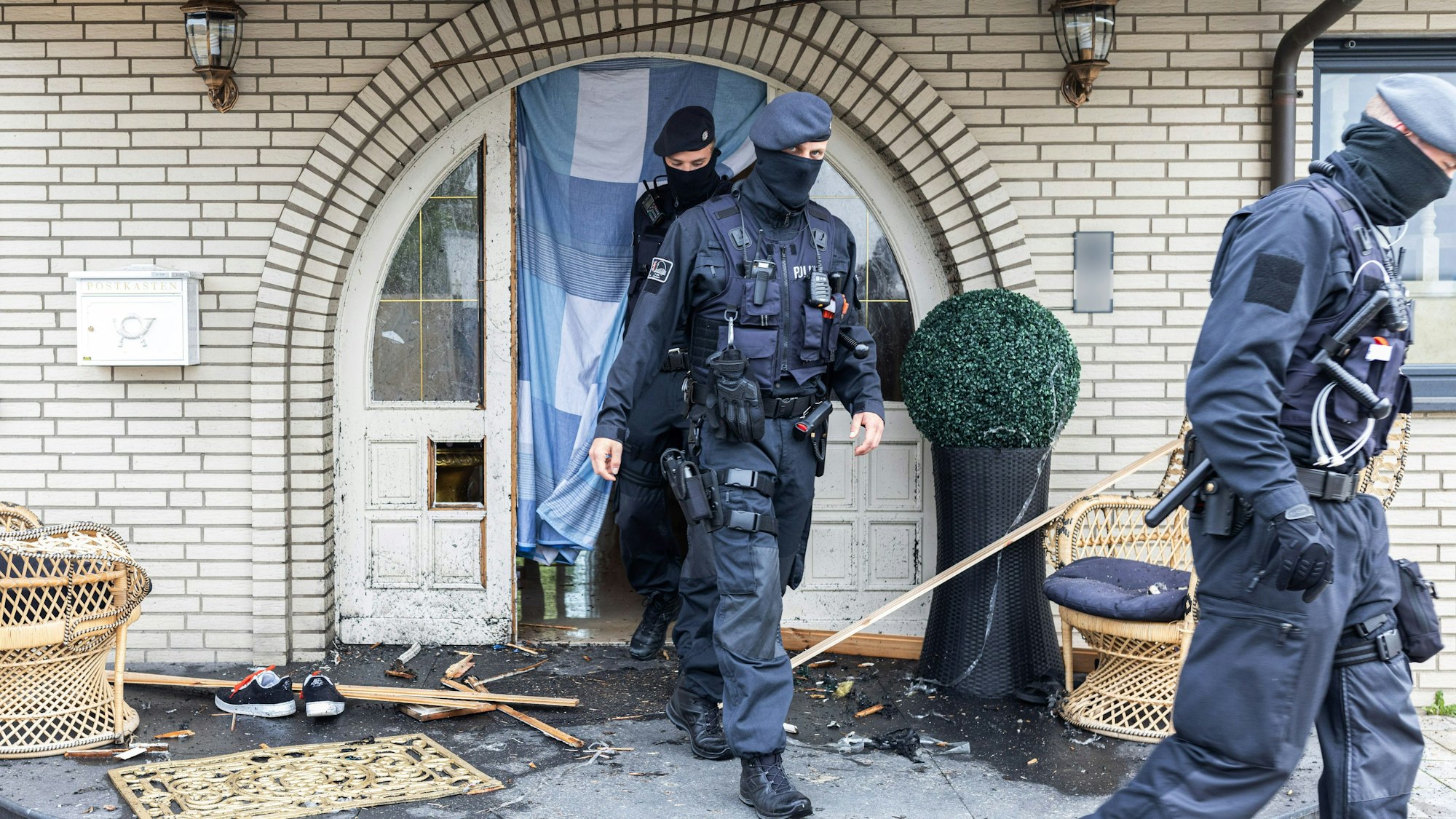 Einsatzkräfte der Polizei verlassen am 8. Juni 2021 in Leverkusen die besagte Clan-Villa.